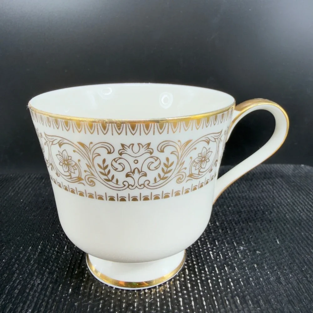 Royal Castle Goldaccent Ivory China Tea Cup and Saucer Set Gold Trim Made‎ Japan